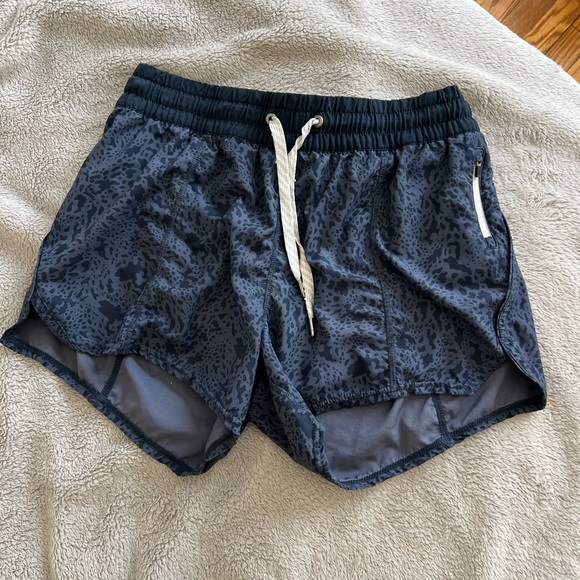 Vuori Women’s Navy Leopard Dash Shorts Medium - Picture 2 of 5